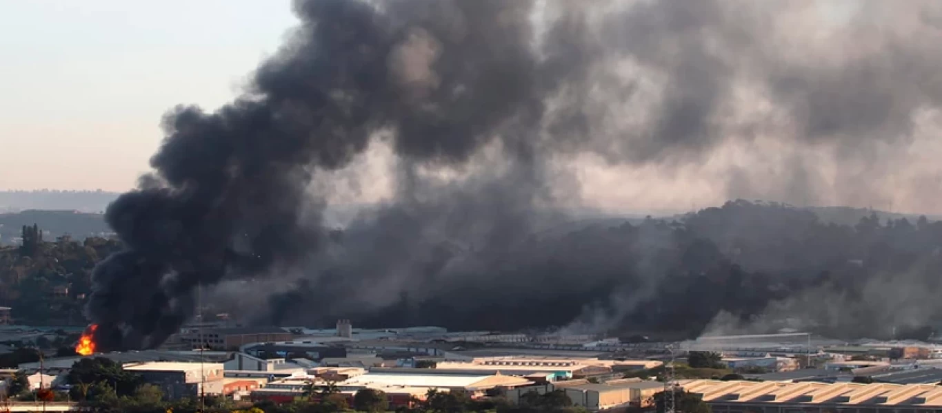 Νότια Αφρική: Στους 117 οι νεκροί μετά τα βίαια επεισόδια – 10.000 στρατιώτες στους δρόμους